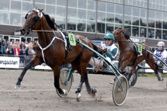 Maharajah mot mål och en fantastisk seger i E3-finalen på Bergsåker. Foto; ALN